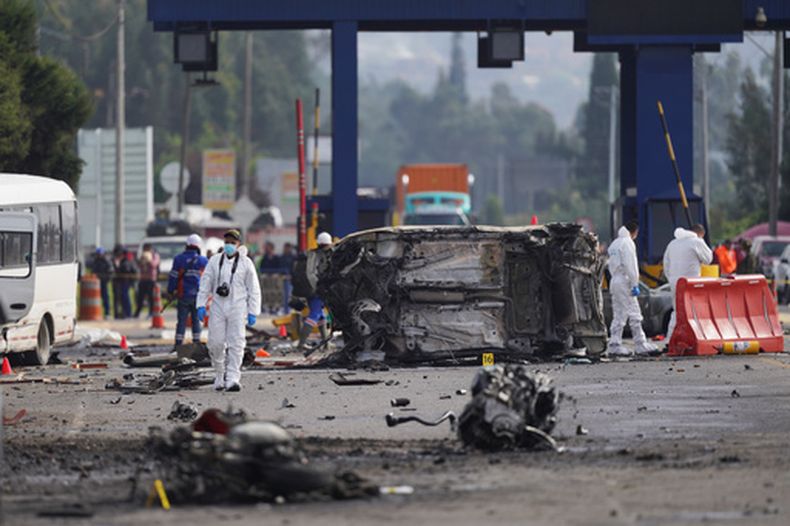 Los forenses inspeccionan el lugar de un accidente mortal en el que se vieron implicados varios vehículos en Cogua, Colombia, el miércoles 1 de abril de 2026. (Foto AP/Iván Valencia)