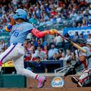 Ronald Acuña Jr. (13), de los Bravos de Atlanta, conecta un jonrón solitario contra los Nacionales de Washington durante la primera entrada de un partido de béisbol, el sábado 1 de agosto de 2026, en Atlanta. (Foto AP/Erik S. Lesser)