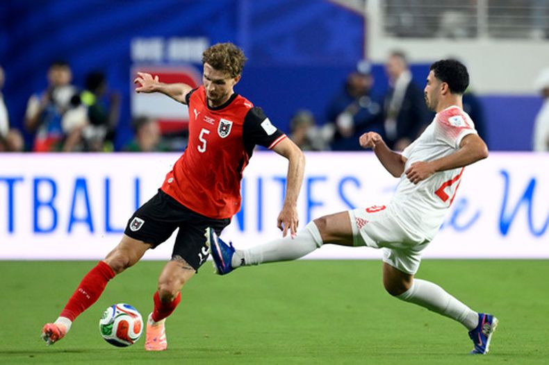 El austriaco Stefan Posch (5) disputa el balón con el jordano Mohannad Abutaha (20) durante su partido por el Grupo J del Mundial entre Austria y Jordania, el martes 16 de junio de 2026, en Santa Clara, California. (AP Foto/Eakin Howard)