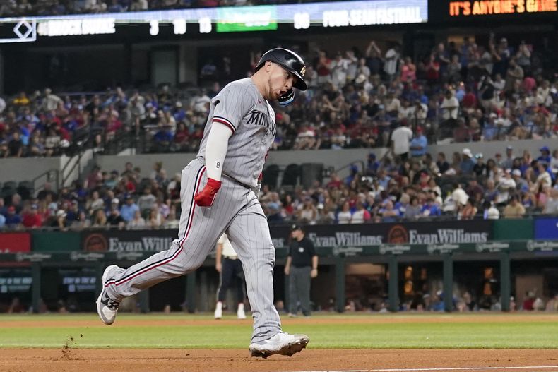 El puertorriqueño Christian Vázquez de los Mellizos de Minnesota celebra mientras pasa por tercera base luego de conectar un cuadrangular solitario en el séptimo episodio del juego ante los Rangers de Texas, en Arlington, Texas. (AP Foto/Tony Gutierrez)