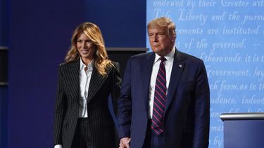 Melania Trump no acompañará al presidente a mitin por tos