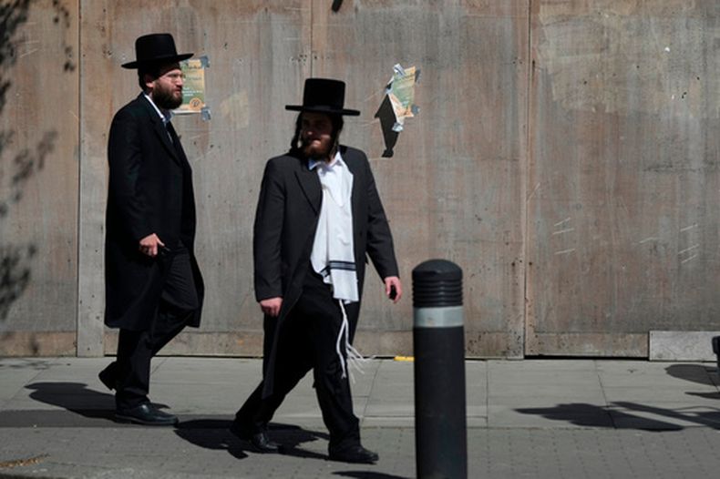 Dos hombres caminan por Londres el jueves 30 de abril de 2026, cerca del lugar donde dos personas fueron apuñaladas recientemente en el barrio de Golders Green, que cuenta con una gran comunidad judía. (Foto AP/Alastair Grant)