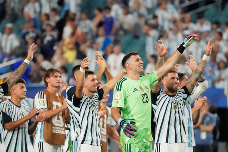 El arquero argentino Emiliano Martínez (23) y sus compañeros tras la victoria 3-2 ante Cabo Verde en los 16vos de final del Mundial, el viernes 3 de julio de 2026. (AP Foto/Chris Carlson)