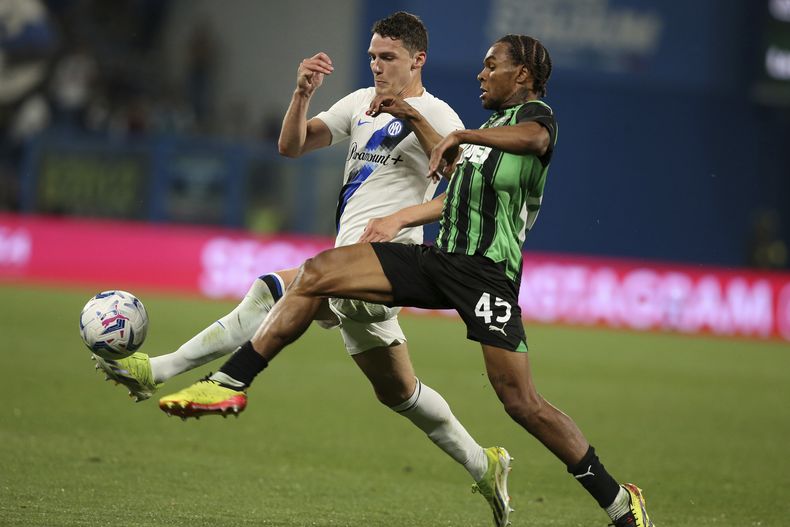 Benjamin Pavard, del Inter de Milán, y Armand Laurienté, del Sassuolo, compiten por el balón durante el partido de fútbol de la Serie A de Italia entre el Sassuolo y el Inter de Milán, el sábado 4 de mayo de 2024, en el estadio Mapei de Reggio Emilia, Italia. (Gianni Santandrea/LaPresse vía AP)
