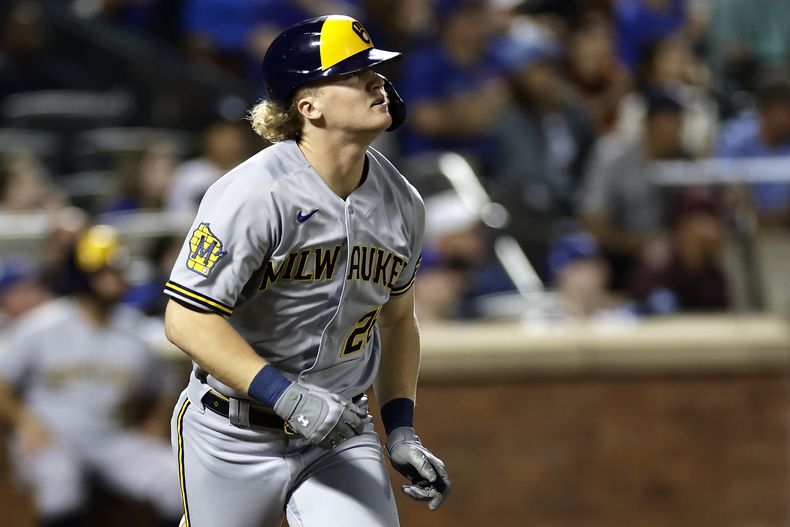 Joey Wiemer, de los Cerveceros de Milwaukee, conecta un jonrón de dos carreras en la sexta entrada del partido ante los Mets de Nueva York, el lunes 26 de junio de 2023, en Nueva York. (AP Foto/Adam Hunger)