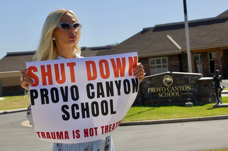 Paris Hilton protesta ante la Provo Canyon School, donde dice que sufrió abusos cuando era adolescente, el lunes 15 junio de 2026, en Springville, Utah. (AP Foto/Hannah Schoenbaum)