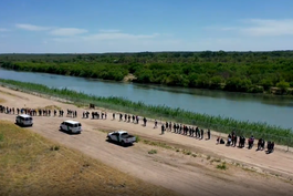 Captado en cámara como un grupo de cubanos entra por la frontera de México con Estados Unidos