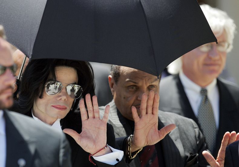 ARCHIVO - Michael Jackson saluda al salir de la corte con su padre Joe, a la derecha, el 13 de junio de 2005, en Santa María, California. (Foto AP/Mark J. Terrill, archivo)