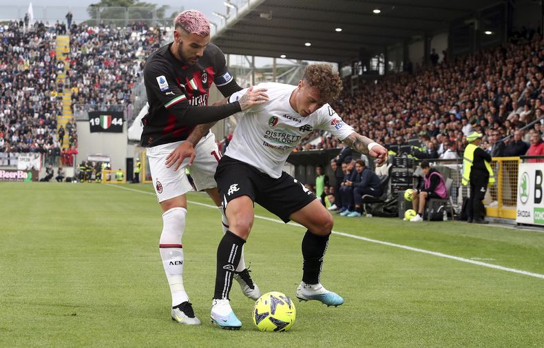Salvatore Esposito del Spezia pelea por el balón con Theo Hernandez del AC Milan en el encuentro de la Serie A el sábado 13 de mayo del 2023. (Tano Pecoraro/LaPresse via AP)
