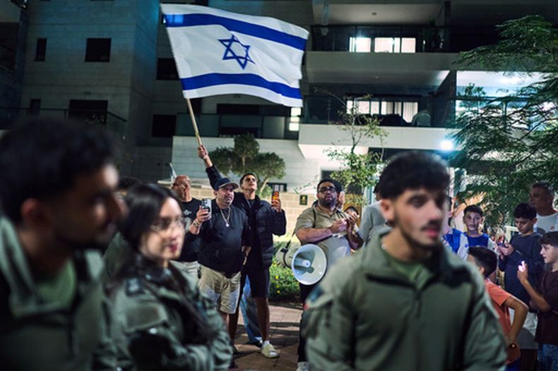 Partidarios del primer ministro de Israel, Benjamin Netanyahu (en el fondo), son separados por la policía mientras discuten con activistas de izquierda que piden un gobierno con partidos árabes en el exterior de la casa del líder de Yashar, Gadi Eisenkot, en Herzliya, Israel, el 29 de octubre de 2026. (AP Foto/David Goldman)