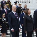 El presidente Joe Biden, a la izquierda, acompañado, de izquierda a derecha, por la vicepresidenta Kamala Harris, el secretario de Defensa Lloyd Austin y el mayor general del Ejército Trevor Bradenkamp, durante la Ceremonia de Honor a las Fuerzas Armadas en la Tumba del Soldado Desconocido, en el Cementerio Nacional, el lunes 27 de mayo de 2024, en Arlington, Virginia. (AP Foto/Susan Walsh)