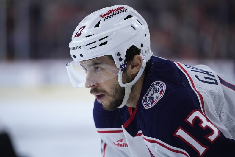 ARCHIVO - Foto del cuatro de enero del 2024, el jugador del Columbus Blue Jackets de la NHL en Filadelfia. El viernes 30 de agosto del 2024, se confirma el fallecimiento del jugador y su hermano tras ser atropellados cuando andaban en bicicleta. (AP Foto/Matt Slocum, Archivo)