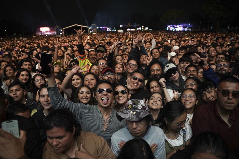Fans esperan el concierto de la cantante mexicana Danna Paola en el festival HERA HSBC en la Ciudad de México el sábado 24 de agosto de 2024. (Foto AP/Aurea Del Rosario)