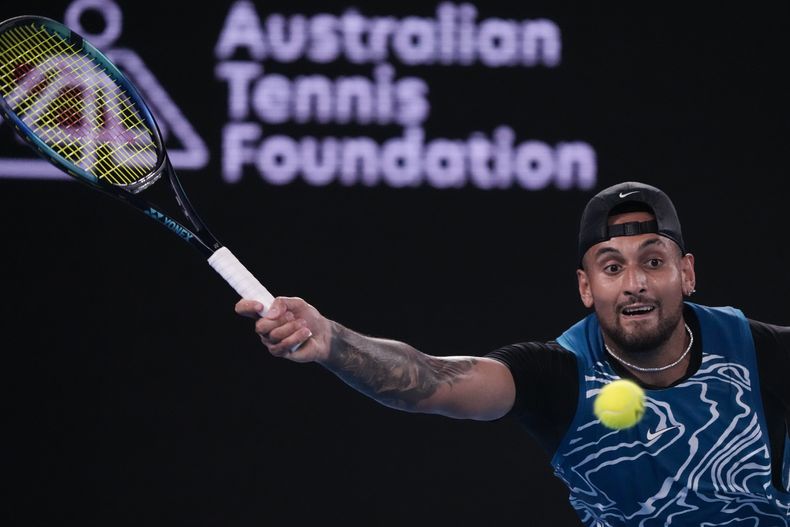 ARCHIVO - Nick Kyrgios devuelve durante una exhibición contra Novak Djokovic, el 13 de enero de 2023, en Melbourne. (AP Foto/Mark Baker)