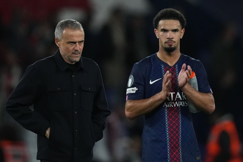 El entrenador principal de PSG, Luis Enrique, a la izquierda, reacciona junto a Warren Zaire-Emery, de PSG, después del juego de fútbol de la fase inicial de la Liga de Campeones entre Paris Saint-Germain y Bayern Munich en París, Francia, el martes 4 de noviembre de 2025. (AP Photo/Thibault Camus)