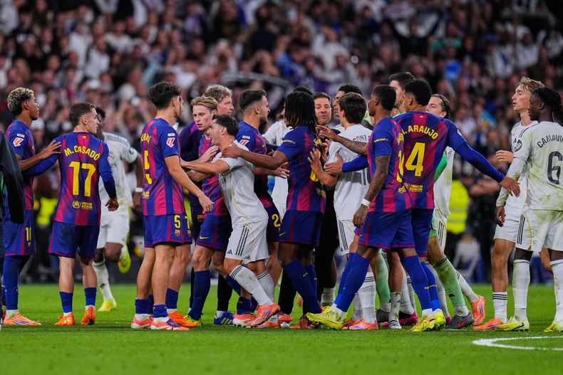 Jugadores del Real Madrid y Barcelona se pelean al final de El Clásico en la liga española el domingo 26 de octubre del 2025. (AP Foto/Manu Fernandez)