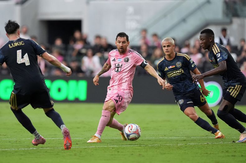 El delantero del Inter Miami, Lionel Messi (10), bajo la presión del mediocampista del Philadelphia Union, Jovan Lukic (4), el mediocampista Cavan Sullivan (6) y el mediocampista Danley Jean Jacques (21), durante el primer tiempo de un partido de fútbol de la MLS, el domingo 24 de mayo de 2026, en Miami. (Foto AP/Rebecca Blackwell)