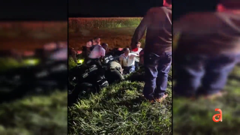 Impresionantes imágenes del rescate de una familia que cayó en su auto en un canal del SW de Miami