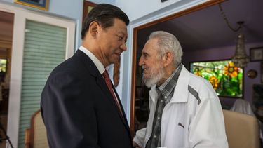 americateve | Xi Jinping no perdió oportunidad de visitar al líder cubano, retirado desde 2006. Pekin y La Habana firmaron 29 acuerdos de cooperación, entre ellos el desarrollo de campos de golf en la isla
