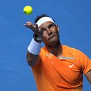 ARCHIVO - Foto del 16 de enero del 2023, el español Rafael Nadal saca frente al británico Jack Draper durante el Abierto de Australia. El viernes 5 de mayo del 2023, Nadal anuncia que se perderá el Abierto de Italia. (AP Foto/Aaron Favila, Archivo)