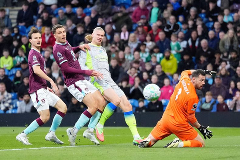Erling Haaland (segundo a la derecha) anota el gol del Manchester City en la victoria 1-0 ante Burnley en la Liga Premier, el miércoles 22 de abril de 2026. (Nick Potts/PA vía AP)