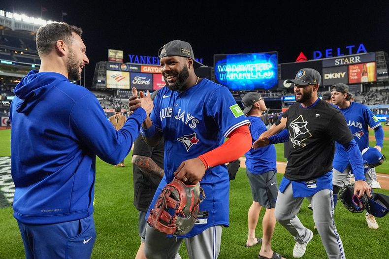 Vladimir Guerrero Jr. de los Azulejos de Toronto celebra con sus compañeros tras la victoria 5-2 ante los Yankees de Nueva York para llevarse la serie divisional de la Liga Americana, el miércoles 8 de octubre de 2025, en Nueva York. (AP Foto/Frank Franklin II)