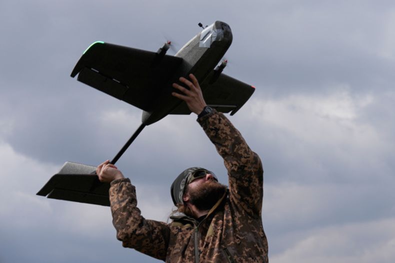 Un estudiante de una academia de sistemas de defensa aérea de Ucrania lanza un dron en unas maniobras, en la región de Kiev en Ucrania, el 19 de marzo del 2026. (AP foto/Efrem Lukatsky)