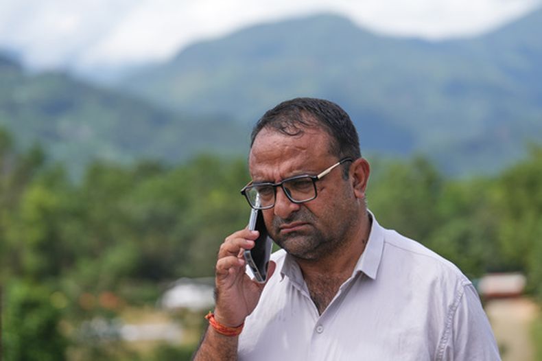 Rajendra Dawadi, maestro de escuela, en el Valle Trishuli, en el distrito Nuwakot de Nepal, el 31 de agosto del 2026. (AP foto/Rajesh Kumar Singh)