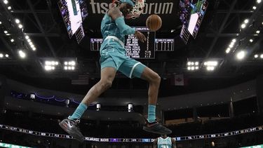 Hornets se imponen 138-109 a Bucks con récord en 1er cuarto