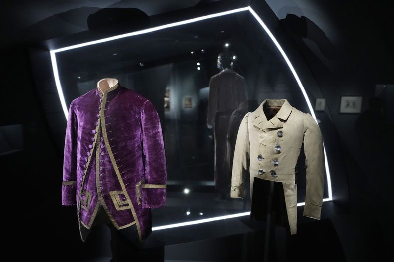 Un abrigo y un chaleco usados por un sirviente esclavizado, a la izquierda, y un abrigo de Brooks Brothers usado por un niño esclavizado en la exposición del Instituto de Vestido del Museo Metropolitano de Arte, Superfine: Tailoring Black Style, el sábado 3 de mayo de 2025, en Nueva York. (Foto Charles Sykes/Invision/AP)