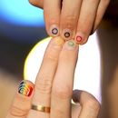 Jeremy Goupille muestra sus uñas pintadas con los colores del arco iris y los aros olímpicos en la inauguración de la Casa del Orgullo, el espacio seguro para la comunidad de atletas LGBT+, durante los Juegos Olímpicos de Verano de 2024, el lunes 29 de julio de 2024, en París, Francia. (Foto AP/Natacha Pisarenko)