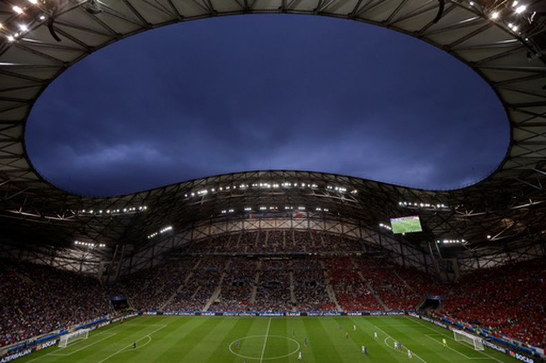 ARCHIVO - Vista del Stade Velodrome de Marsella durante un partido de la Eurocopa entre Francia y Albania, el 15 de junio de 2016. (AP Foto/Claude Paris)