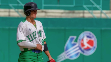 abandona el equipo cuba de beisbol al llegar a miami el prospecto de 22 anos, cesar prieto