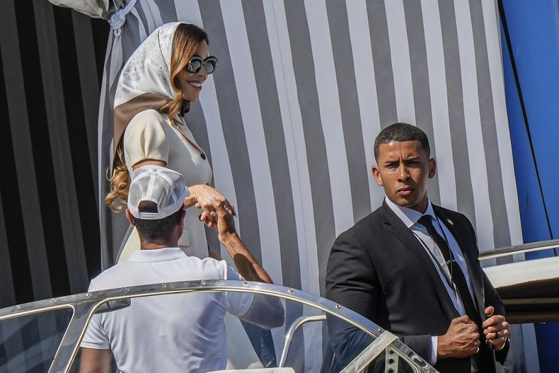 Lauren Sánchez, a la izquierda, sale de su hotel en Venecia, Italia, el viernes 27 de junio de 2025, previo a su boda con Jeff Bezos. (Foto AP/Luca Bruno)