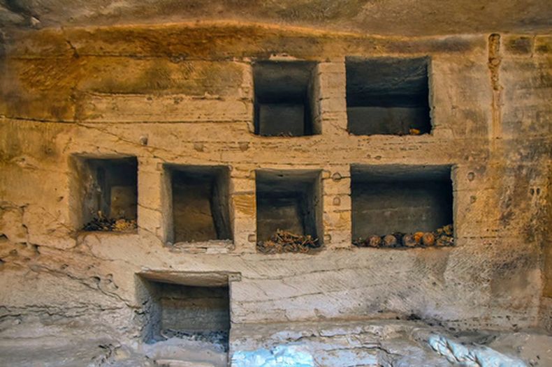 En esta fotografía proporcionada el sábado 4 de julio de 2026 por el Ministerio de Turismo y Antigüedades de Egipto, se observan algunas de las siete tumbas de superficie construidas en piedra caliza —descubiertas en el yacimiento arqueológico de Marina el-Alamein— al oeste de la ciudad mediterránea de Alejandría, Egipto. (Ministerio de Turismo y Antigüedades de Egipto vía AP)