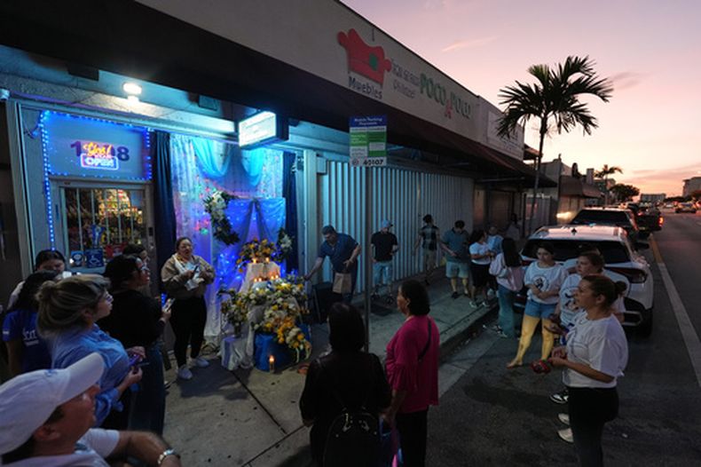 Nicaragüenses en el festival en honor de la Virgen María cerca de la iglesia San Juan Bosco en Miami, el 7 de diciembre del 2025. (AP foto/Rebecca Blackwell)