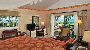 americateve | La gerencia del Hotel Paradiso Río D'Oro le cobró la suma al turista inglés Wesley Dyson, por la supuesta rotura de un televisor que había en la habitación.