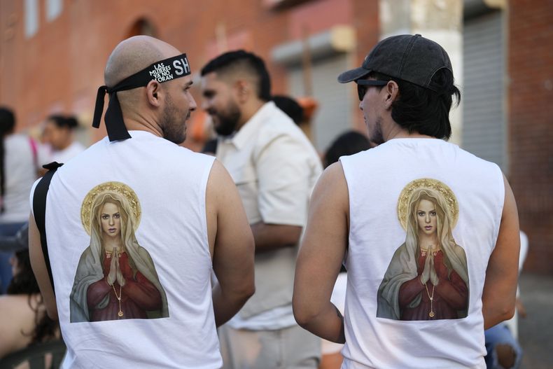 Fans de Shakira esperan a que se abran las puertas para su concierto en el Estadio Metropolitano de Barranquilla, la ciudad natal de la cantante en Colombia, el jueves 20 de febrero de 2025. (Foto AP/Fernando Vergara)