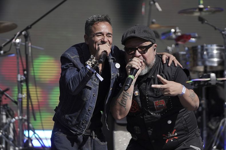 Tony Hernández de la banda mexicana El Gran Silencio, derecha, y Rubén Albarrán de Café Tacvba durante su presentación en la 25ª edición del festival de música Vive Latino en la Ciudad de México, el sábado 15 de marzo de 2025. (Foto AP/Aurea Del Rosario)