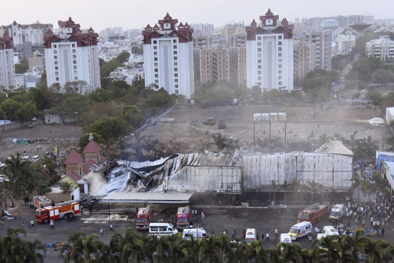 Bomberos combaten un incendio que estalló en un parque de diversiones de Rajkot en el estado de Gujarat, India, el sábado 25 de mayo de 2024. (AP Foto/Chirag Chotaliya)