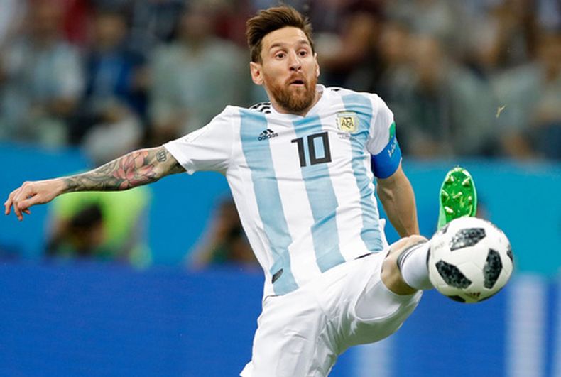 ARCHIVO - El delantero argentino Lionel Messi se estira por el balón en el partido contra Croacia por el Grupo D del Mundial, el 21 de junio de 2018, en Nizhny Novgorod, Rusia. (AP Foto/Ricardo Mazalán)