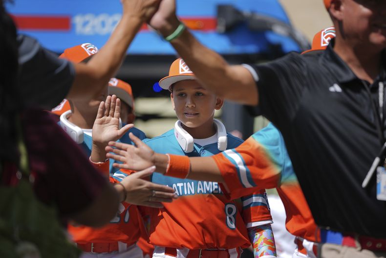 José Jiménez, del equipo de Latinoamérica, llega al picnic de la Serie Mundial de Pequeñas Ligas, el martes 12 de agosto de 2025 en Williamsport, Pensilvania (AP Foto/Caleb Craig)