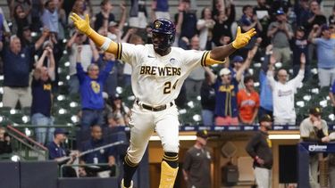Cerveceros anotan 4 en la 9na y superan a Padres