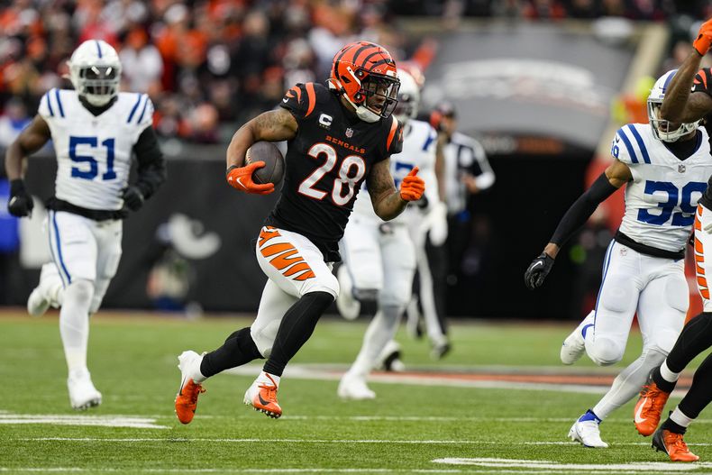 Joe Mixon (28), running back de los Bengals de Cincinnati, corre en contra de los Colts de Indianápolis durante la primera mitad del juego de la NFL del domingo 10 de diciembre de 2023. (AP Foto/Carolyn Kaster)