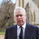 ARCHIVO - El príncipe Andrés de Gran Bretaña habla durante una entrevista televisiva en la Capilla Real de Todos los Santos en Royal Lodge, Windsor, el 11 de abril de 2021. (Steve Parsons/Pool Photo via AP, archivo)