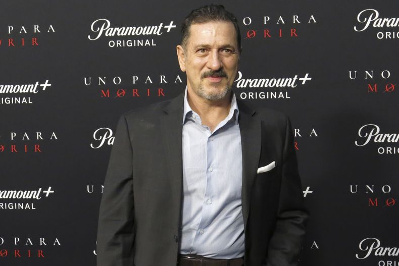 El actor mexicano Juan Carlos Remolina posa en la premiere de la película de Paramount+ Uno para morir en la Ciudad de México el jueves 4 de mayo de 2023. (Foto AP/Berenice Bautista)