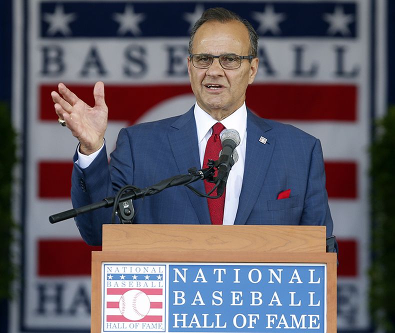 ARCHIVO - Foto del 27 de julio del 2014, Joe Torre habla durante la ceremonia del Salón de la Fama. (AP Foto/Mike Groll, Archivo)