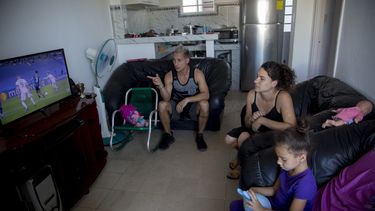 hermanos cubanos ansiosos por visas de eeuu, su madre espera