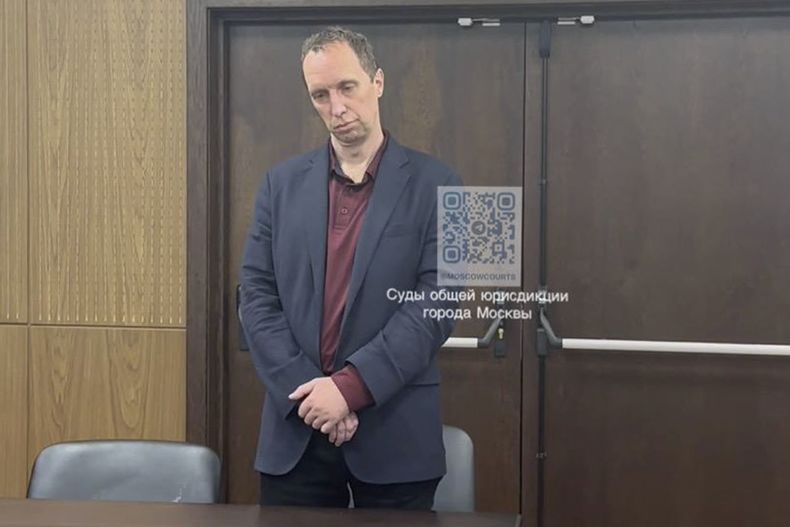 ARCHIVO - En esta imagen publicada por el servicio de prensa de la Corte de Distrito de Meshchansky el miércoles 14 de agosto de 2024, el ciudadano estadounidense Joseph Tater se ve de pie en una sala judicial donde enfrentaba cargos de agresión por supuestamente agredir a un policía en un hotel de Moscú. (Servicio de prensa de la Corte de Distrito de Meshchansky via AP, archivo)