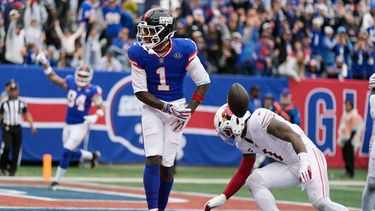 El receptor abierto de los Giants de Nueva York, Malik Nabers (1), celebra la recepción de un touchdown frente al apoyador de los Cardinals de Arizona, Mack Wilson Sr. (derecha), durante un partido de fútbol americano de la NFL en East Rutherford, Nueva Jersey, el 4 de octubre de 2026. (Foto AP/Seth Wenig)